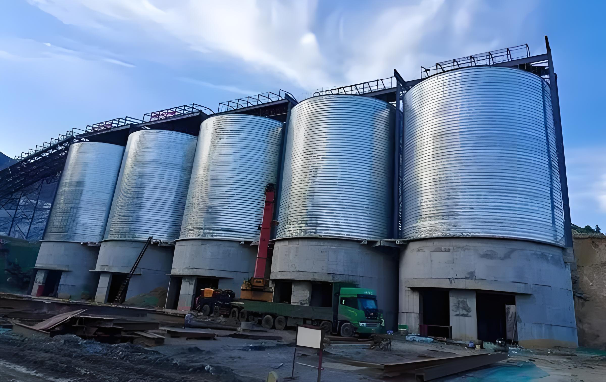 临高螺旋咬口钢板仓施工现场